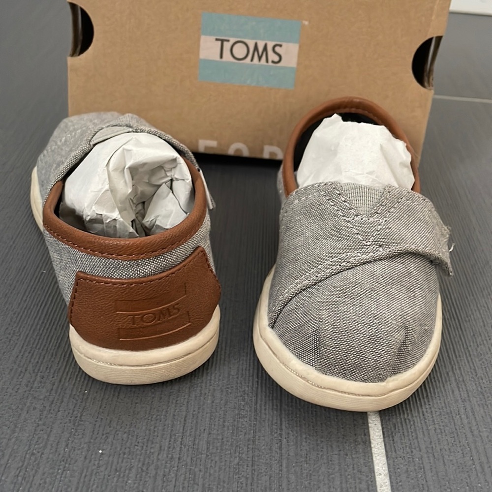 Toms Tiny Classic Frost Grey Chambray Toddler Shoes, size 6
